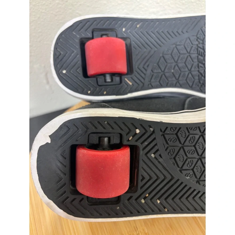 Heelys Skate Shoes Kids Size‎ 6 Black Red Canvas Low Top Roller Sneakers